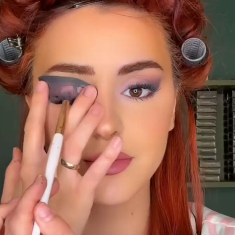 Aide au maquillage des yeux